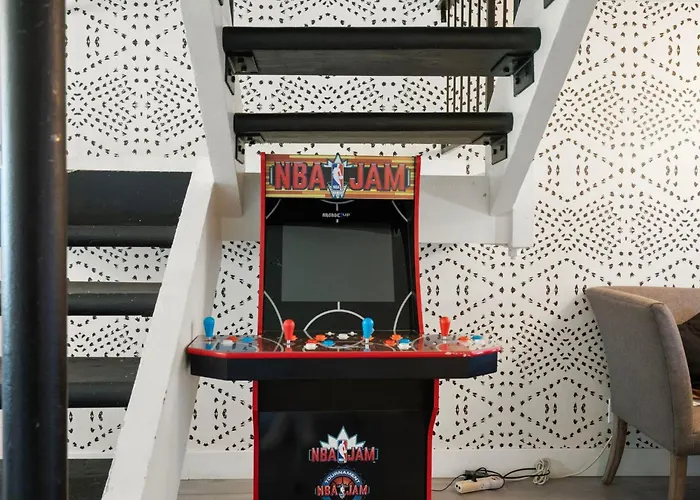 Stylish 4br Oasis Hot Tub Fire Pit & Arcade *